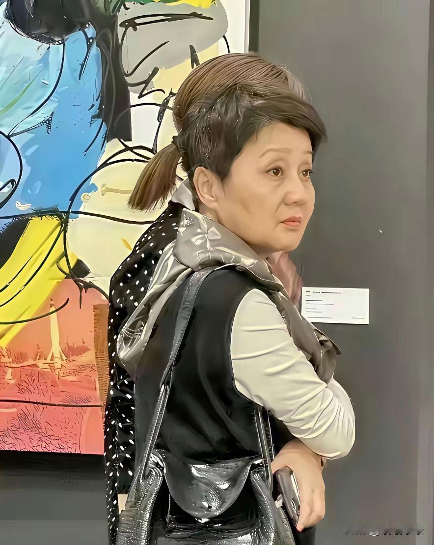 梁安琪在艺术画廊里欣赏着抽象画，表情显得有些困惑！