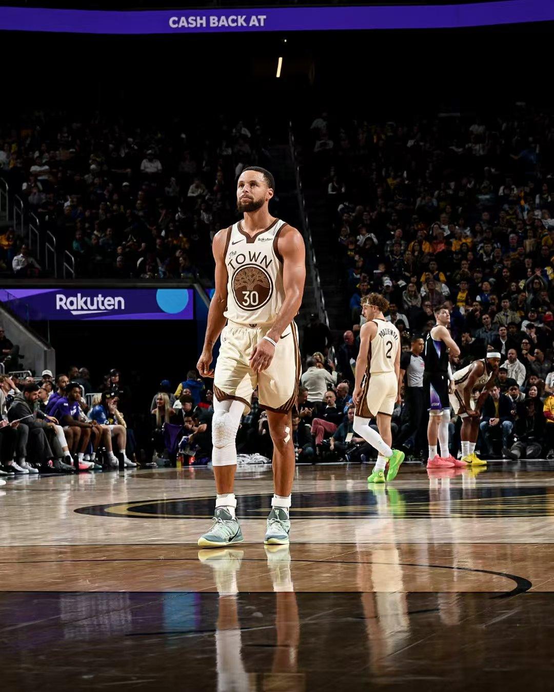 孤独的库里。
即便库里单场命中12记三分，全场狂砍48分，还是不能带领勇士赢下开