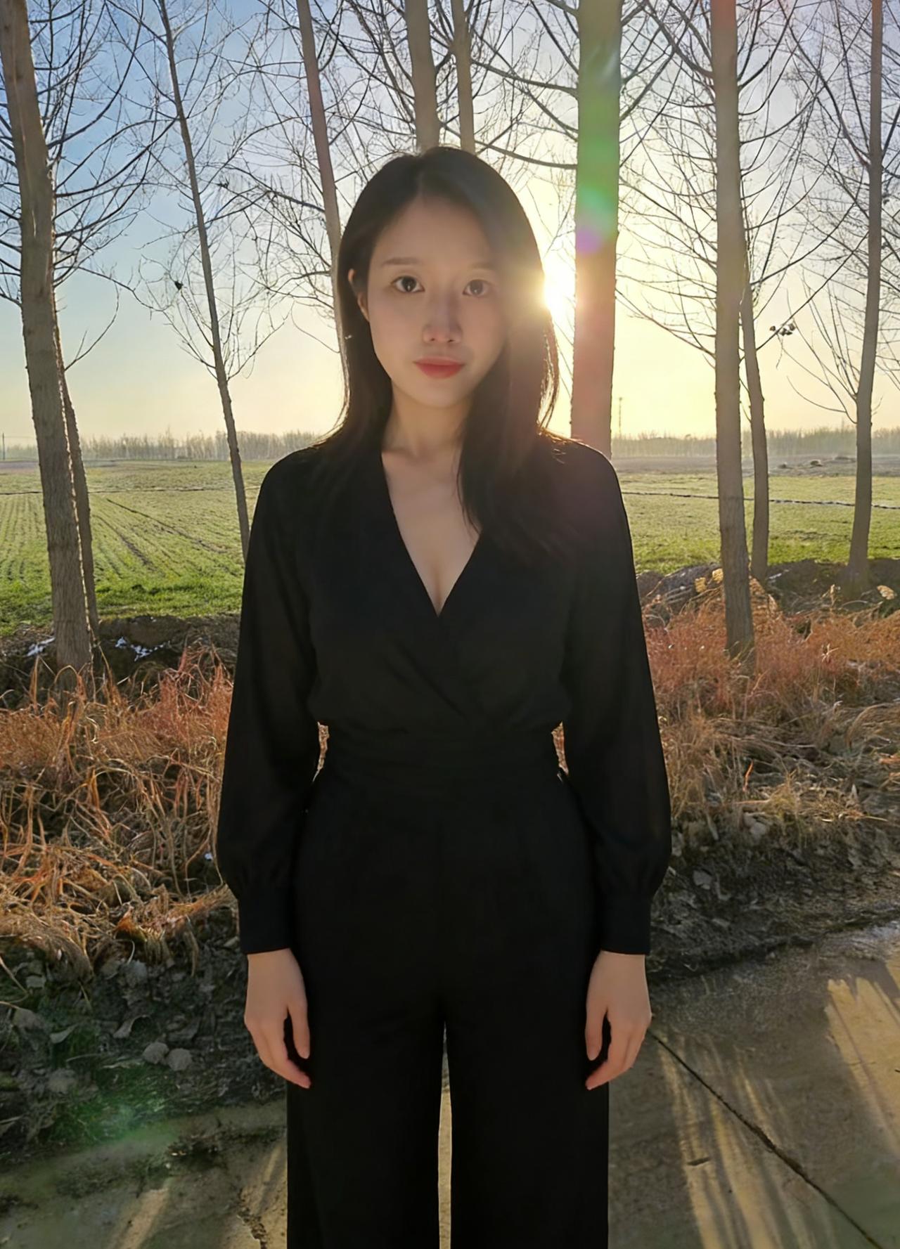 暖阳穿木洒金痕，素袂临风立荒村。
眉眼温柔含静气，一颦一笑醉晨昏。