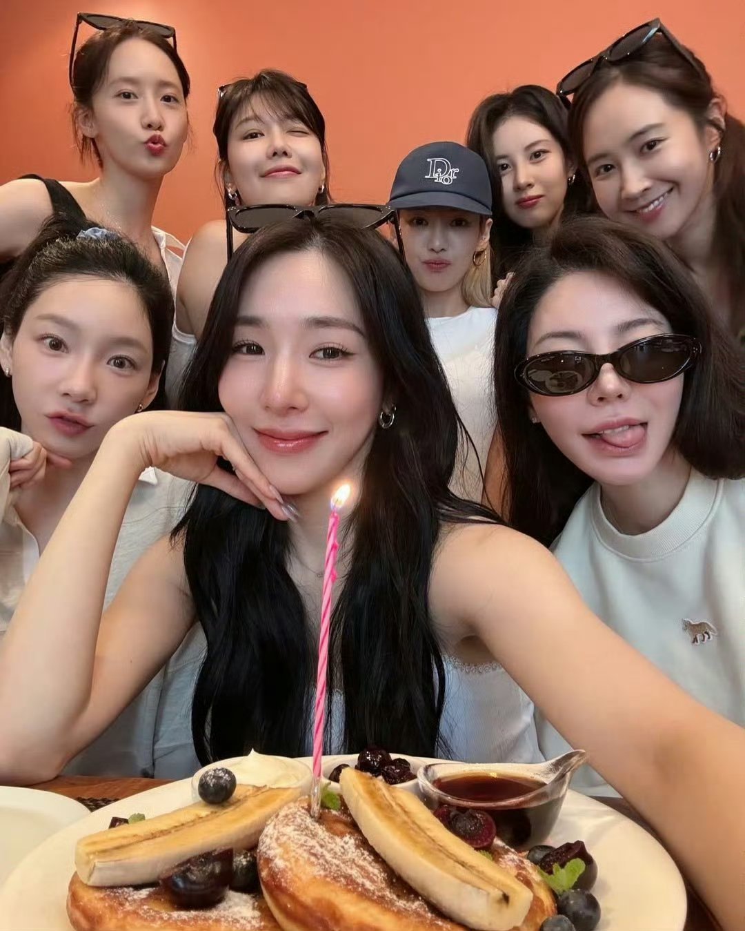 少女时代完整体聚会Tiffany生日少女时代完整体聚会照公开！永远美好的八个少女