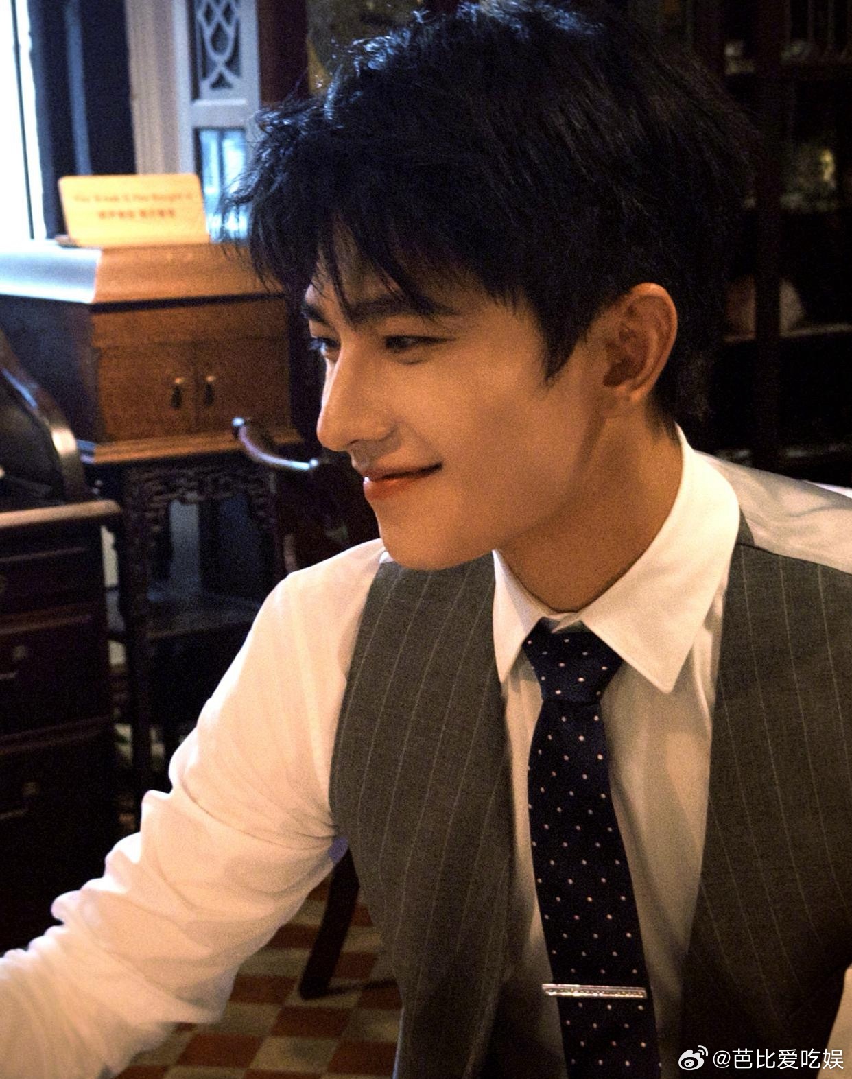 1.杨洋正安心的在剧组拍戏，他与女主角周洁琼没那么多互动，他防着资方也不信任同事