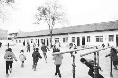 远去的那些日子24
关于学校的记忆

我们村最早的学校是一座庙改成的，但是那个学