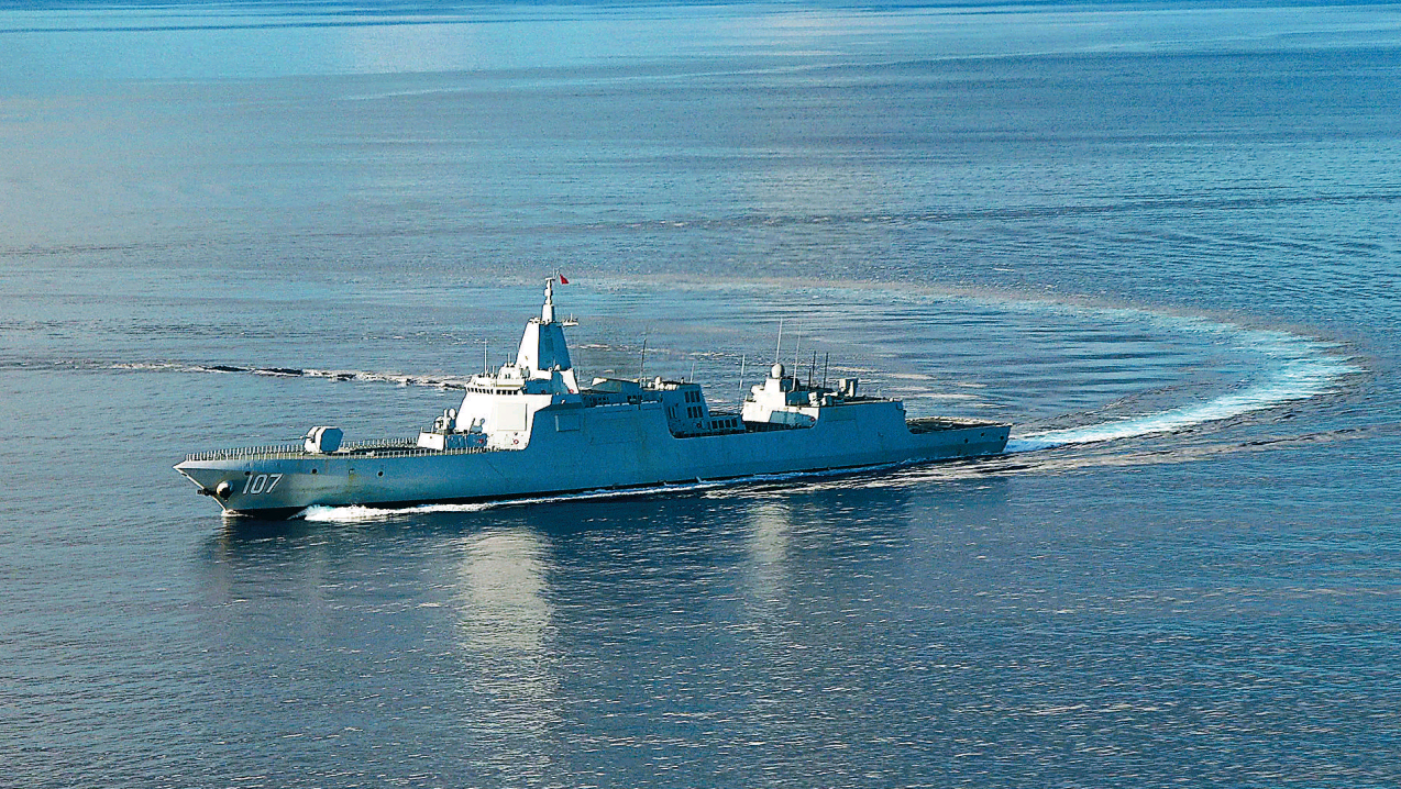 航行中的055大驱遵义舰2025年，遵义舰出航200余天、总航程5万余海里 烽火