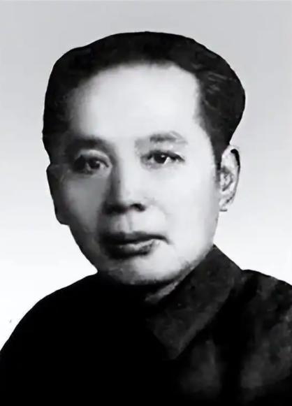 1967年正月初六早上，张恨水在包油条的报纸上看到一则消息，随后脸色苍白，手微微
