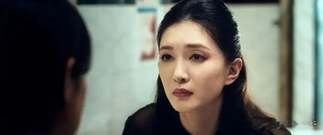 让江疏影来演“女大佬”的人，真是个天才！ ​​​