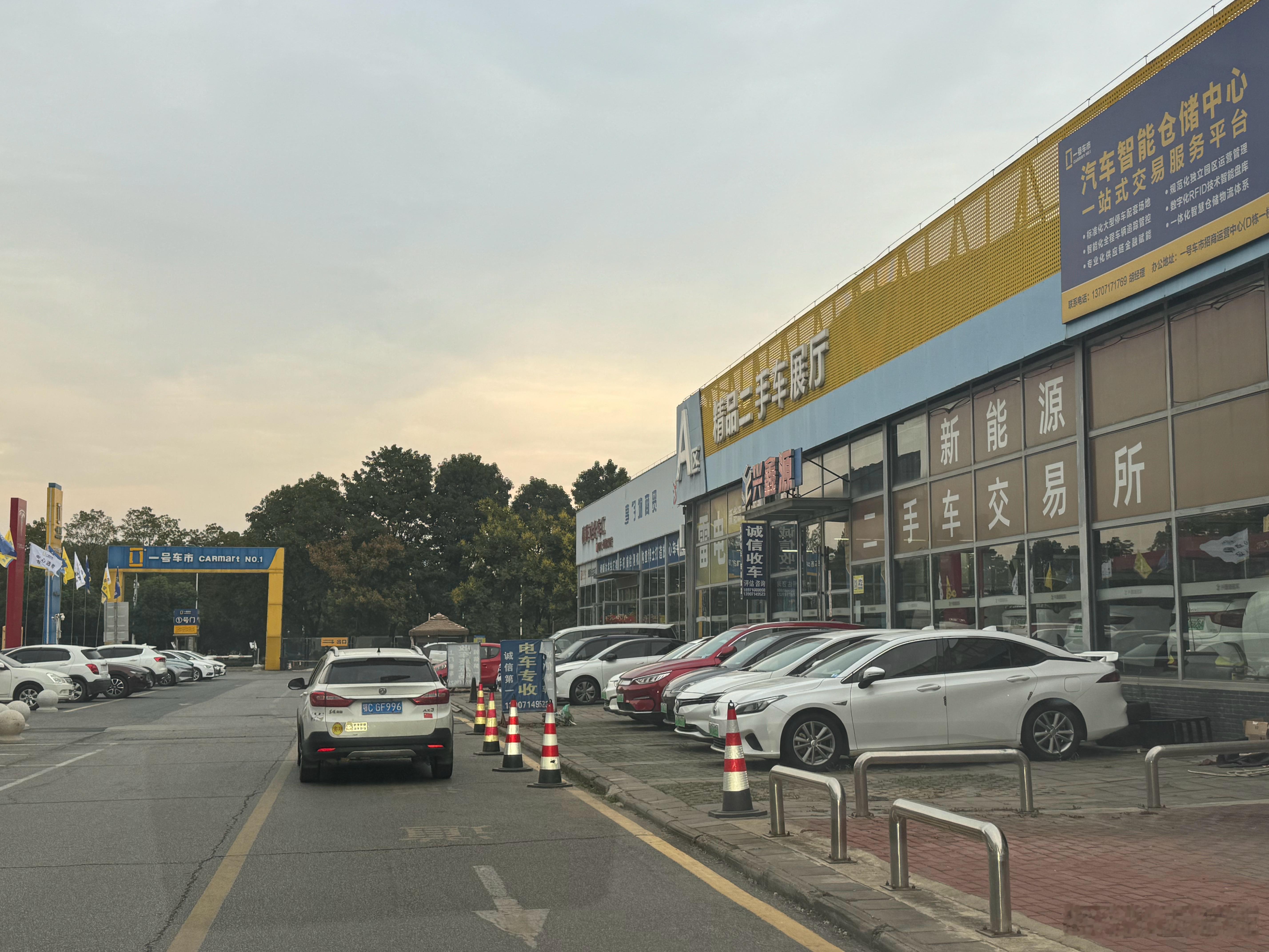 隔壁邻居要搬走了这是我们同一批次入住2018年的时候 当时这边市场 非常空旷我这