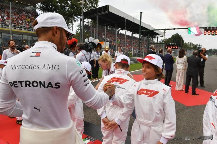 赛车：2024F1意大利大奖赛安东内利首秀就撞车！
梅赛德斯F1车队官方宣布，基