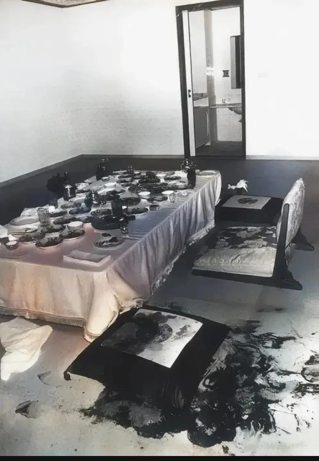 1979年，朴正熙遇刺身亡的现场，留下的一张老照片，从现场拍摄的镜头中可以看到，