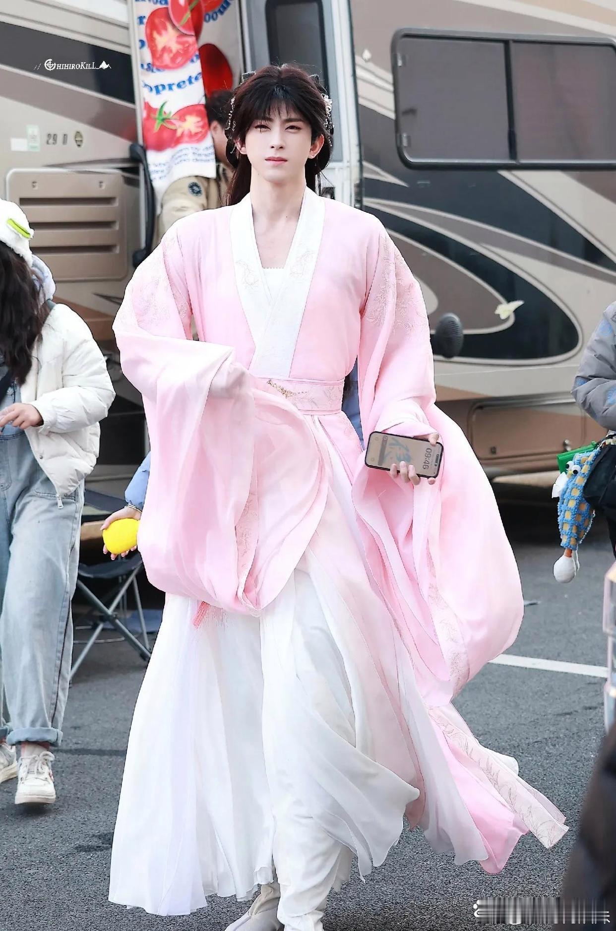 敖瑞鹏又尝试女装啦！他真敢挑战，为角色拼了，看起来还挺享受的 