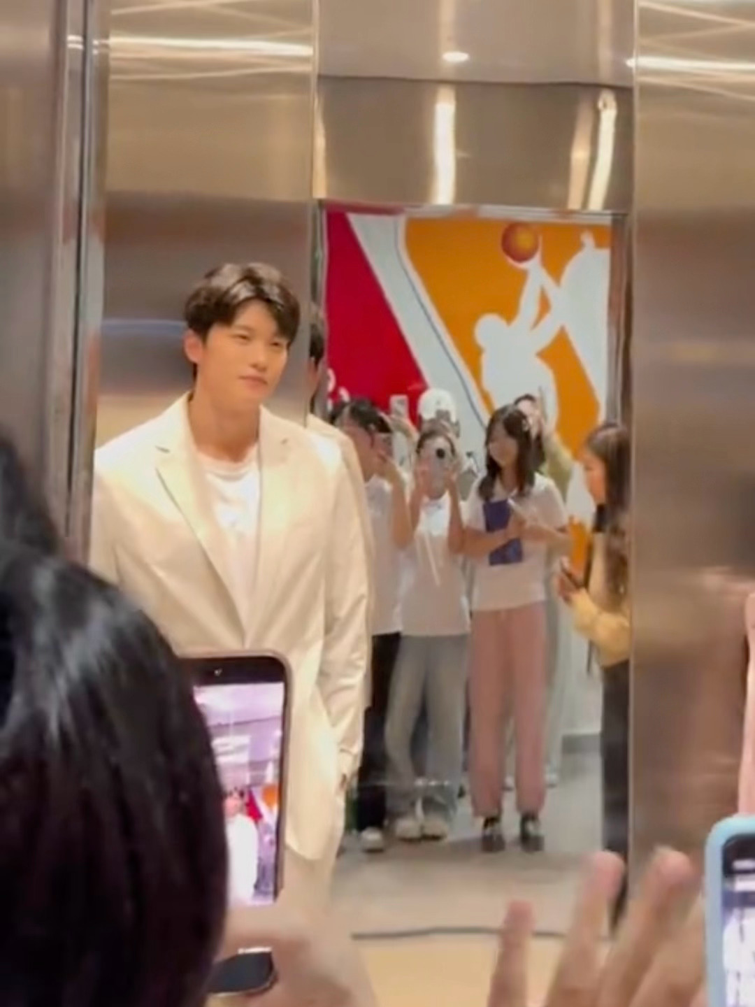 最后和学妹们say bye这段更是苏炸了。。。。学长我不得劲。。。汪顺