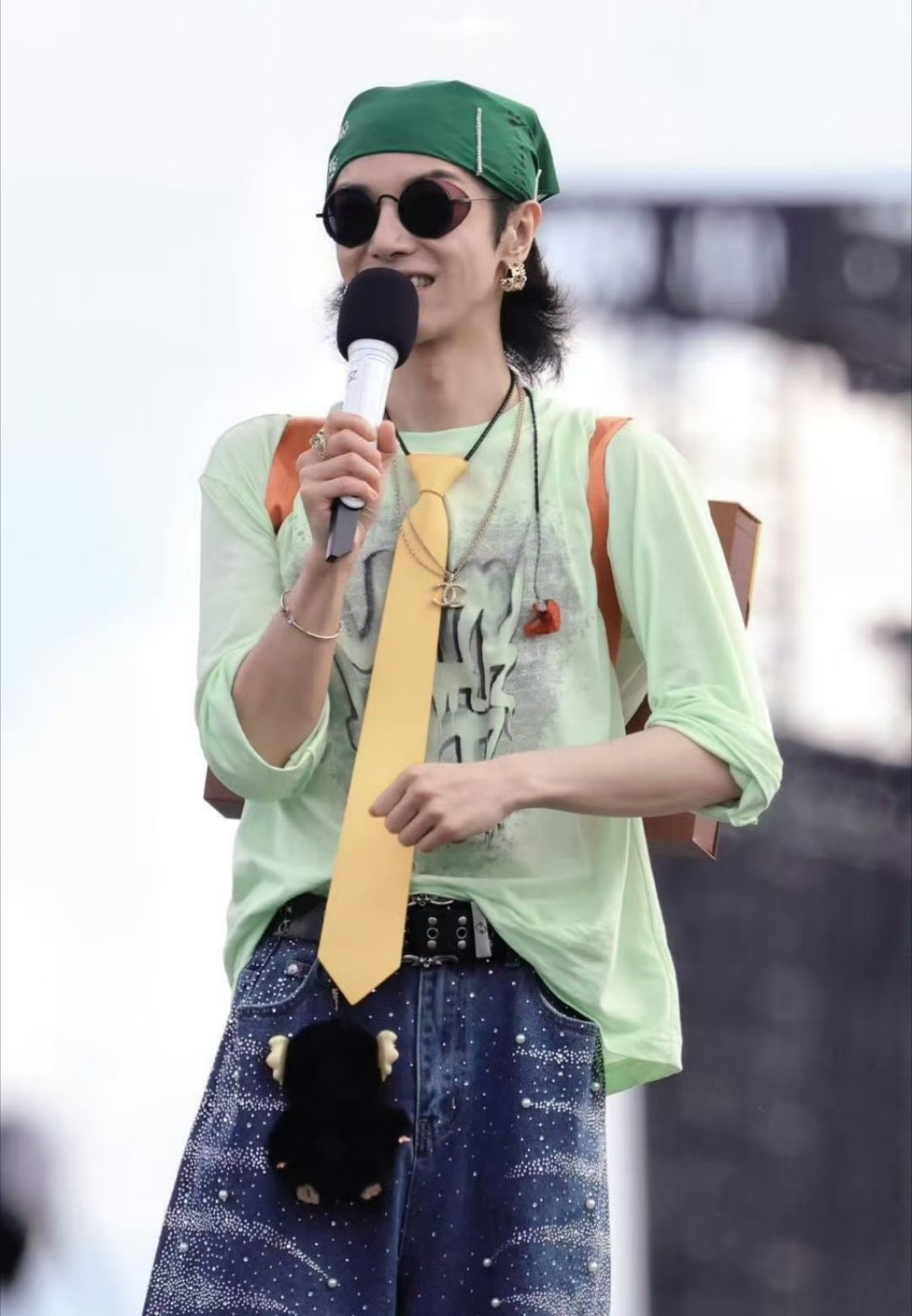 华晨宇相信光太阳出来了谁能料到今天演唱会的名场面，漫天阴雨的天气，一句相信光，竟