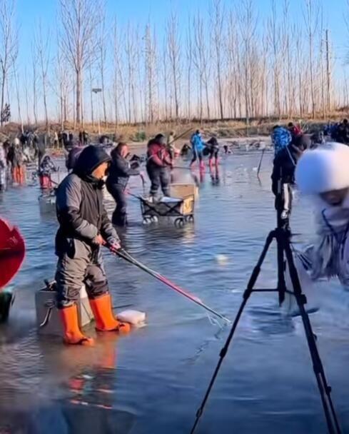 出事了！河北唐山，一群人冰面上钓鱼，不慎掉进冰窟窿里！现在救援队来了之后一直在抽