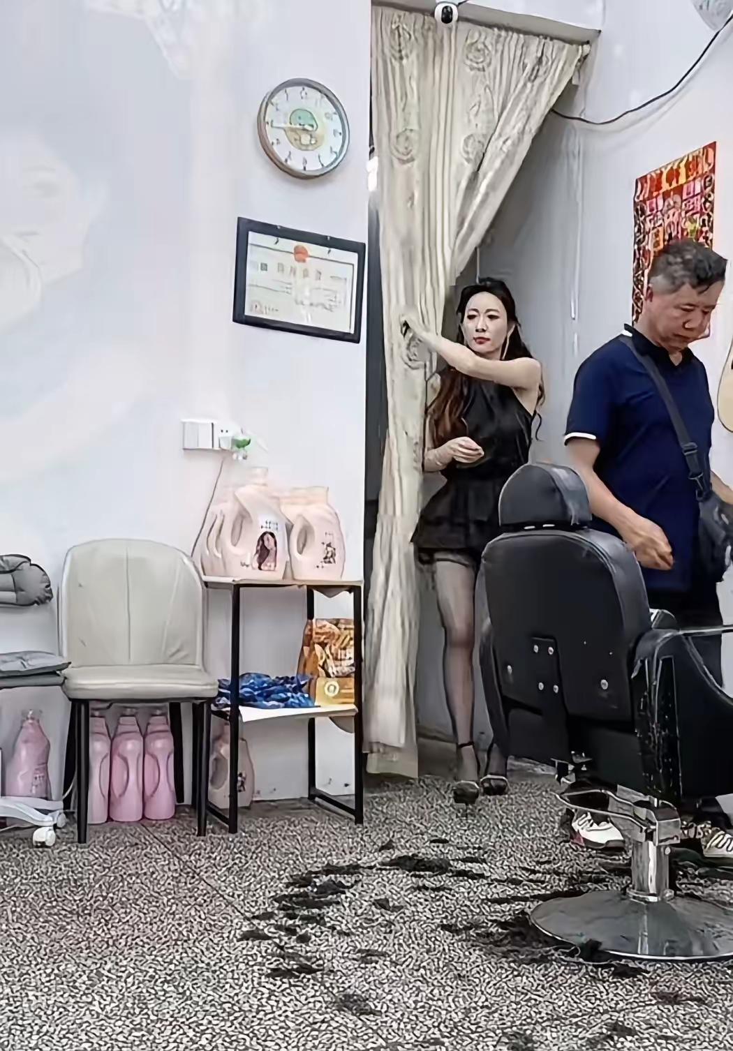 特意找个没人的理发店，没想还要等20分钟