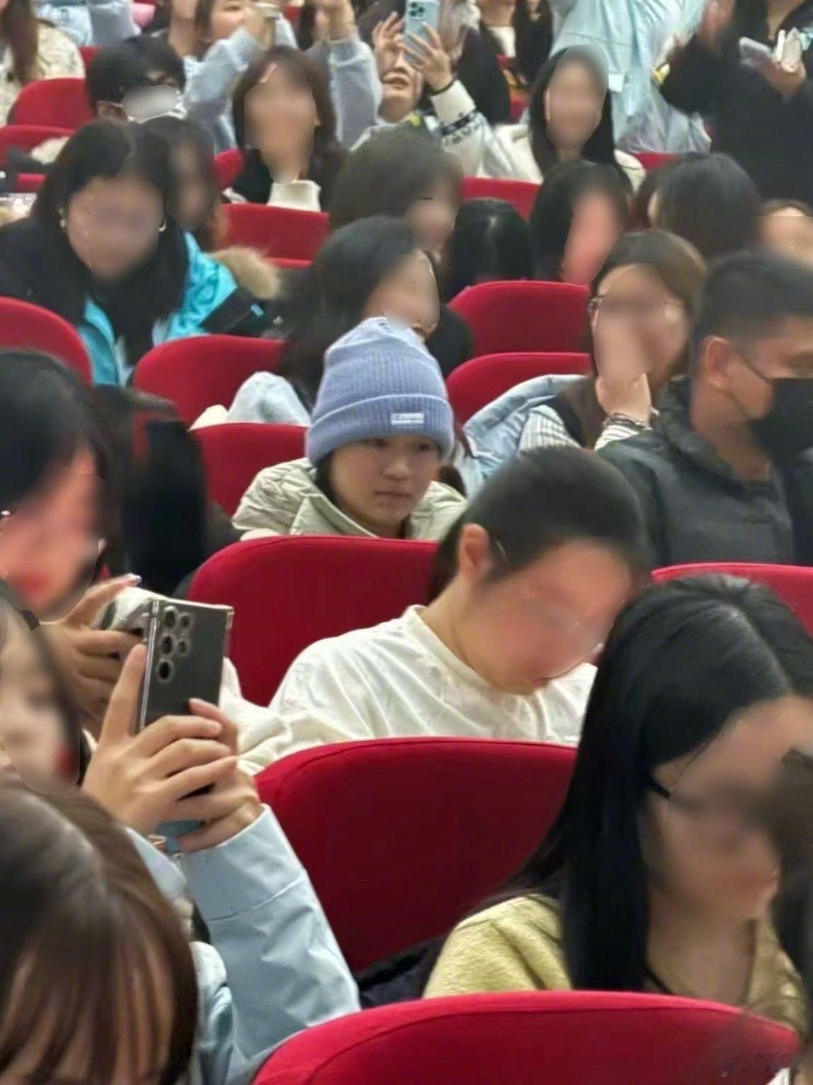 友谊长存全红婵去看王俊凯话剧了偶遇全红婵看王俊凯话剧