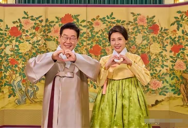 李在明拜年，尹锡悦坐牢，谁能逃得过青瓦台魔咒？
    韩国现任总统李在明夫妇在