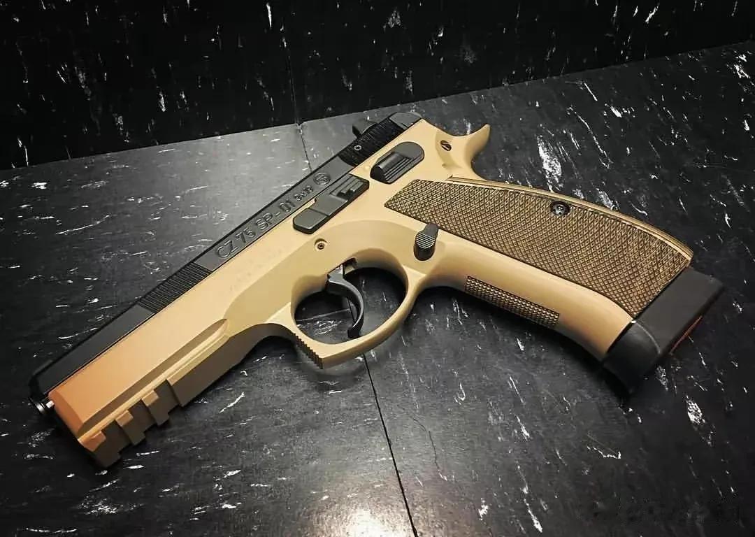  是捷克CZ75手枪为执法机构提供的CZ75紧凑型，改进采用铝合金底把，待击解脱