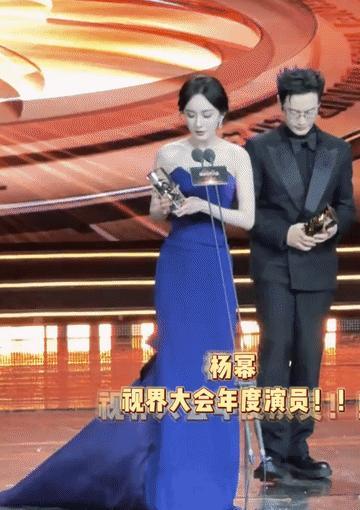 感觉晓明哥的精神状态有点不对啊！杨幂在前面认真的发表获奖感言，黄晓明在地上捡了个