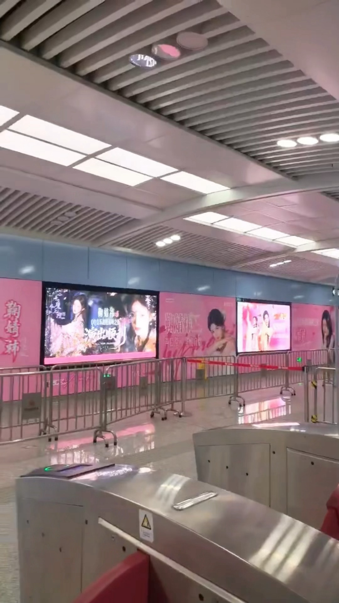 鞠婧祎Q音地铁站应援好好看女孩子没有不喜欢春日樱花粉的吧❗️