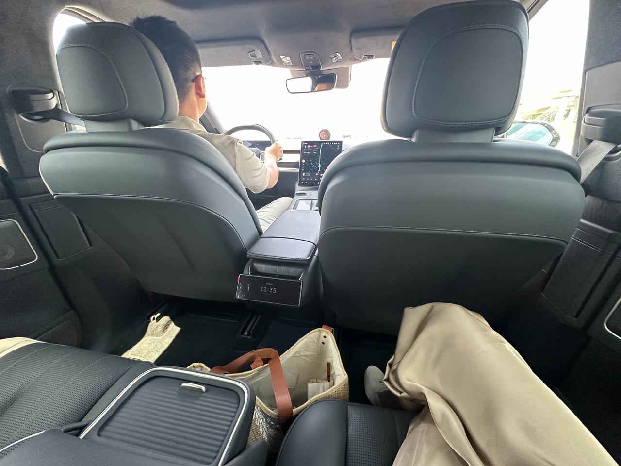 回北京时差已混乱，其实ES8还是女王副驾最舒服，它后排的话跟MPV的躺仰感还有点