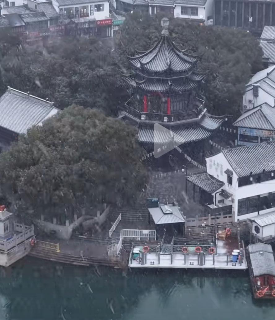 姑苏城外寒山寺，夜半钟声到客船。没想到久处南方的苏州，也下起了漫天大雪。白雪之中