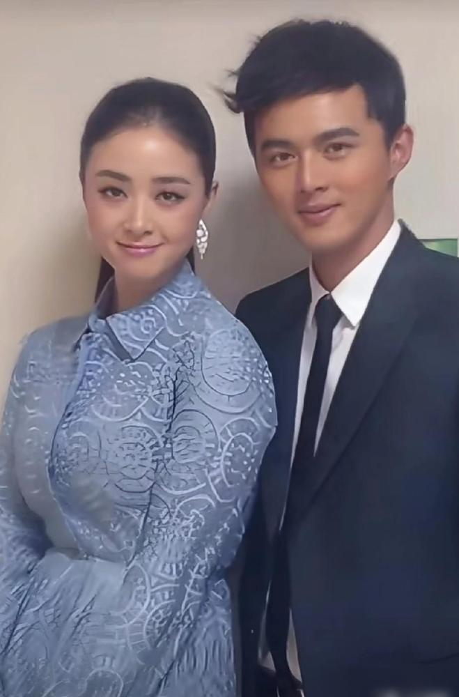 分手11年零互撕！蒋欣昨天还在镜头前替叶祖新挡枪，你见过这么离谱的前任吗？
你