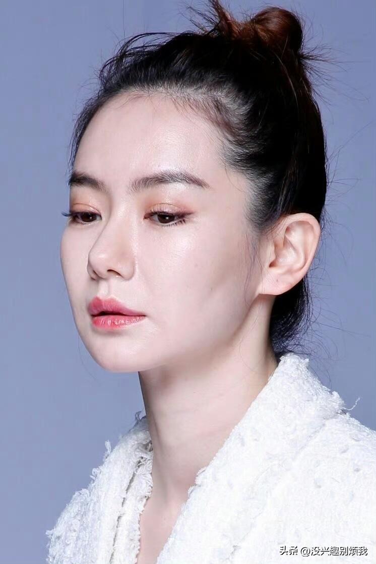 戚薇，素颜也能这么美，秘诀在哪？