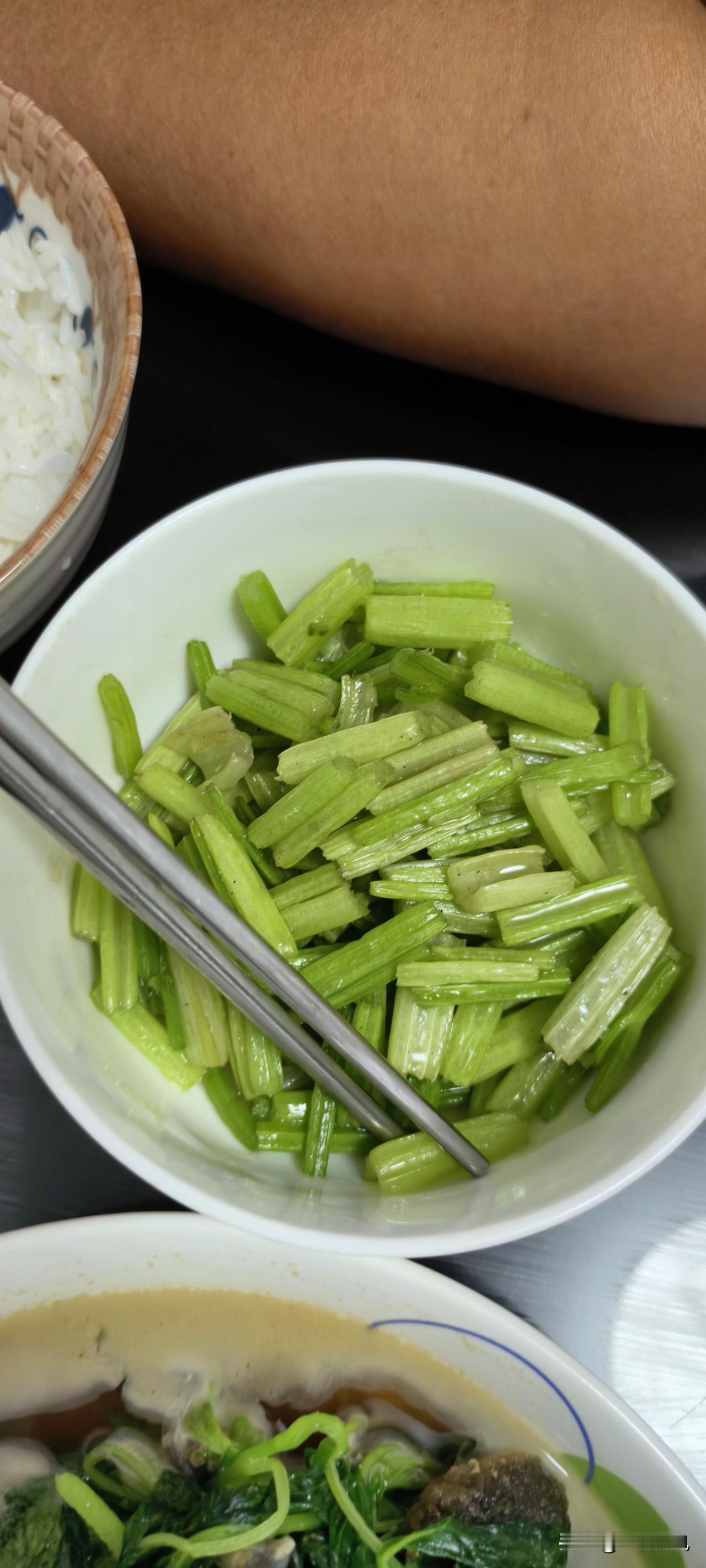 我都惊呆了，这是老妈今天吃的菜，一小碗芹菜，没有一点辣椒和其它调料，看起来都不怎
