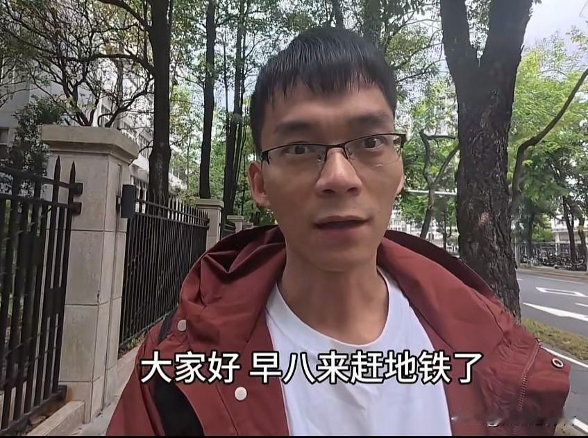 今天，唐尚珺更新了一则视频。视频里，唐尚珺说，周六他参加了在粤老乡的参观交流会。