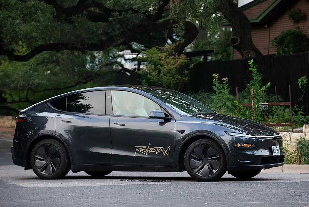 特斯拉在美国得州投放了几十辆主驾位上不坐人运营的 Model Y Robotax