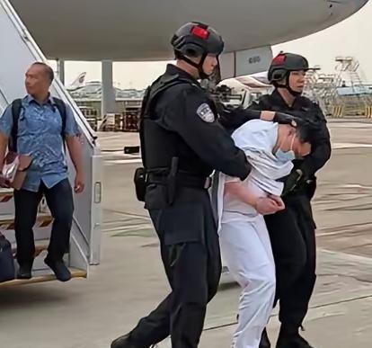大快人心！跨国悍匪刘瀚文彻底栽了！跑再远，也逃不出中国法网
 
真的解气！这起跨