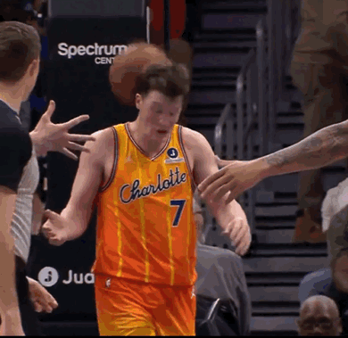 这谁？！会不会被禁赛？一名球迷将球扔回场上，击中了康·克努佩尔的头部😭