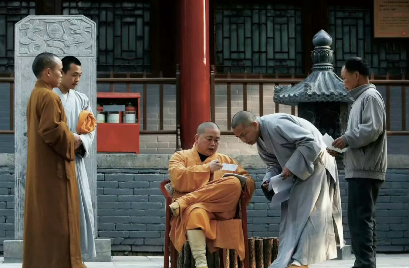这二郎腿翘的，没想到你们的香火钱给了释永信延续“香火”！[淚奔][淚奔][淚奔]