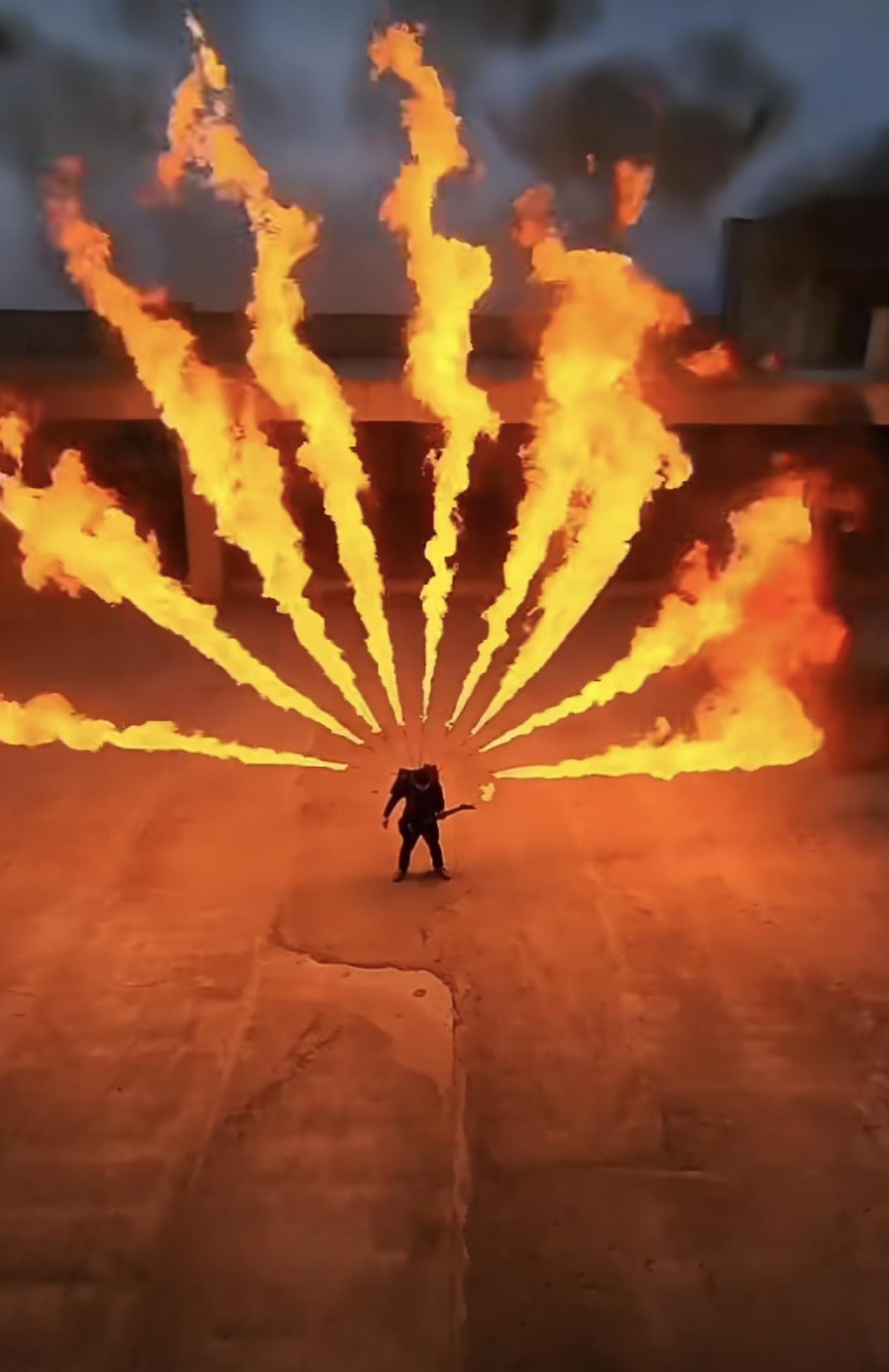 一个玩音乐的达人，把火焰玩出了疯狂麦克斯＆恶灵骑士的效果。这种废土狂暴的火焰之舞