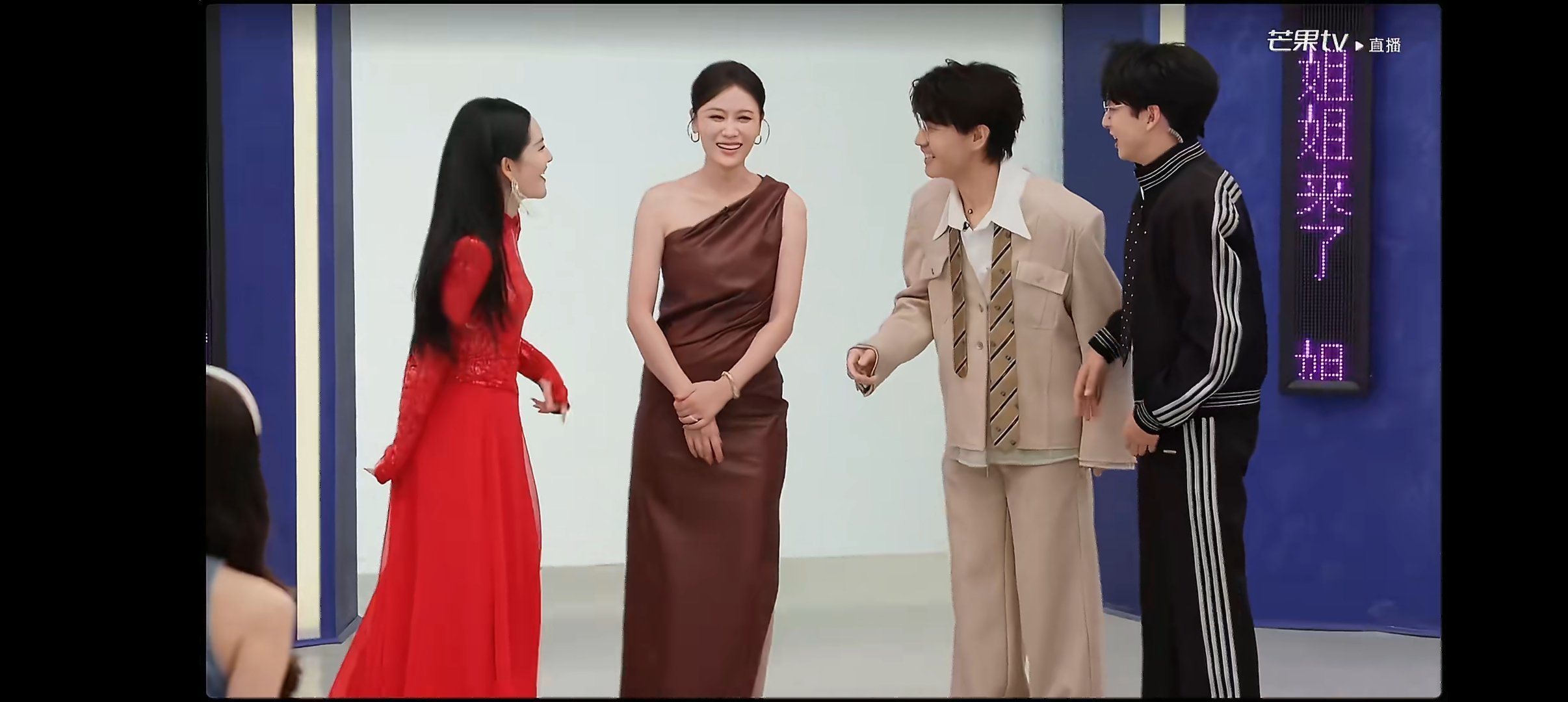 07快男王铮亮送考05超女叶一茜 王铮亮叶一茜也是选秀老友相聚了，超女快男变成乘