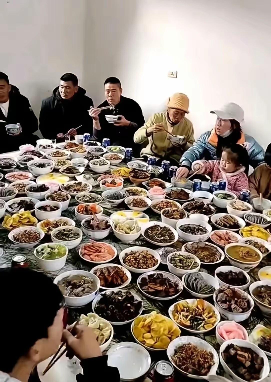 我就纳闷了，这一桌子菜堆得满满当当，连桌面都快放不下了，先不说能不能吃完，我是真