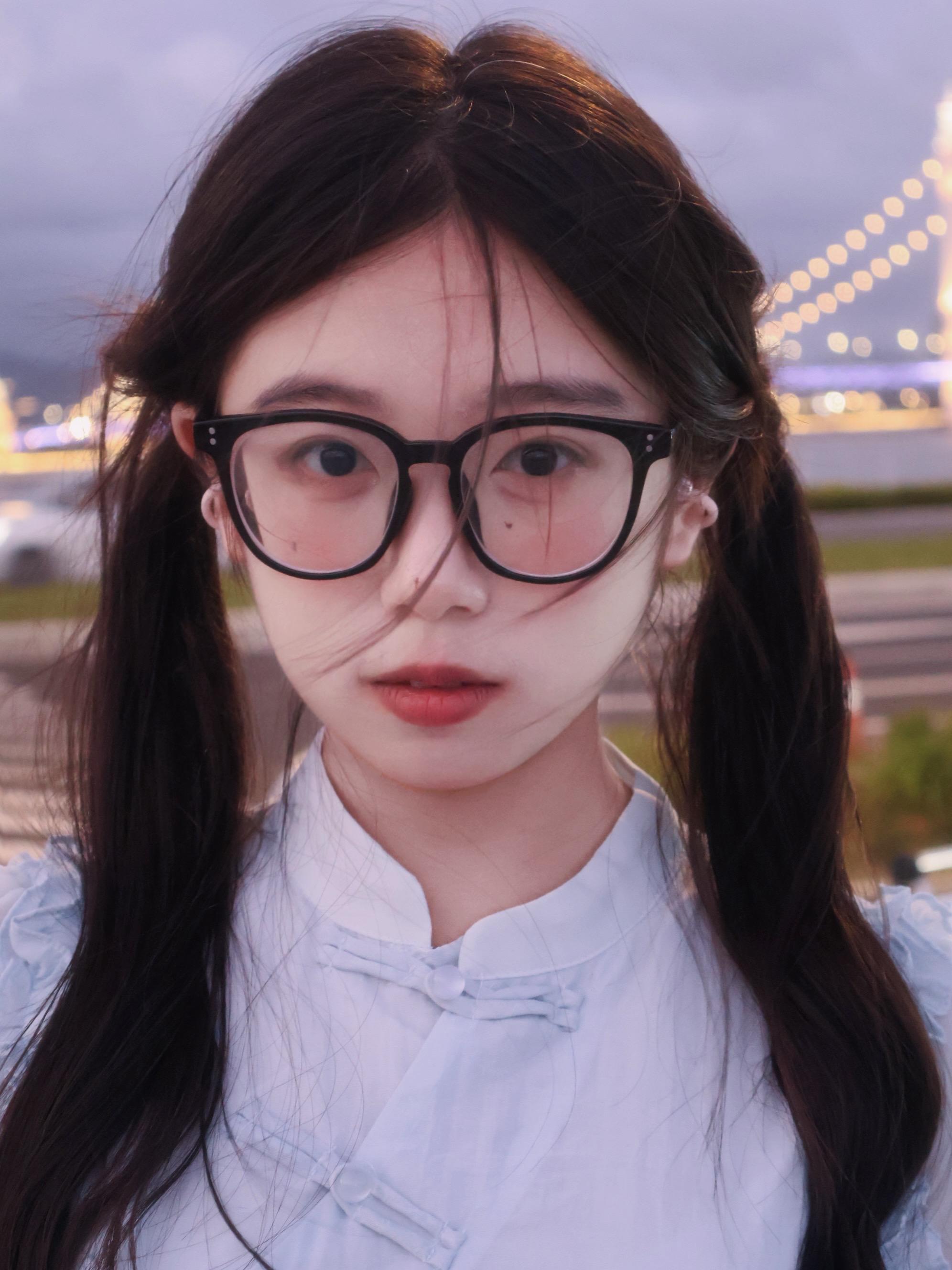 闪动如蝴蝶在双颊 那是眼泪吗