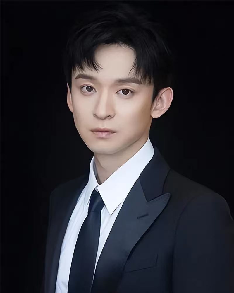 董子健都在求工作了昔日不愁资源的董子健也面临空档期，影视行业缩减只是冰山一角，各