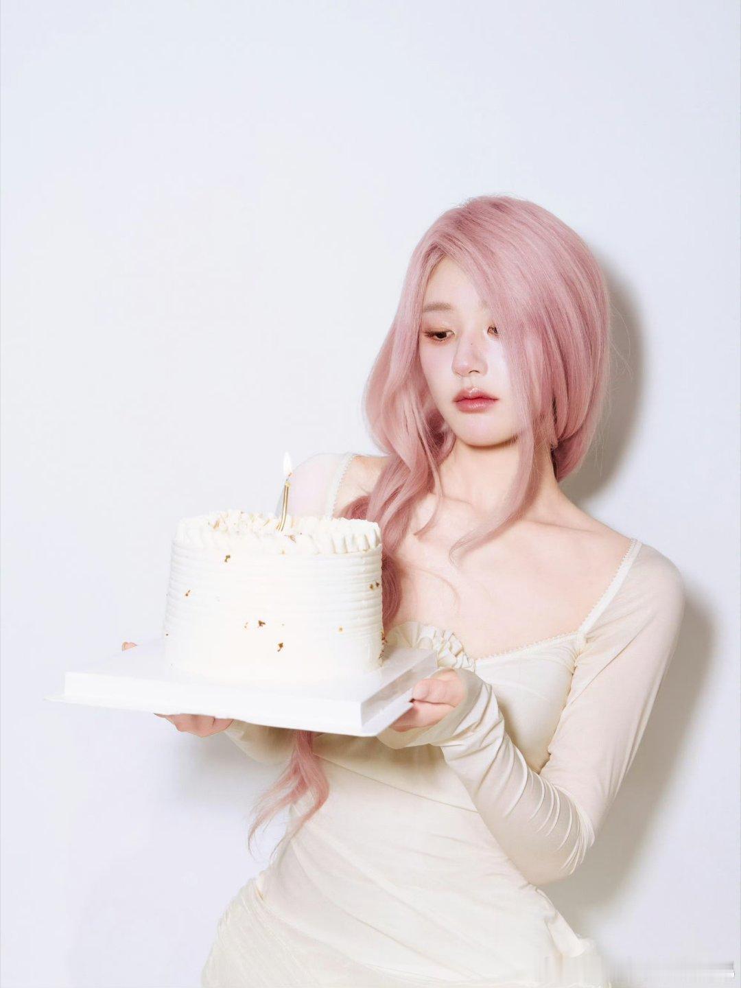 赵露思许我耀眼开播一周年营业🍰 ​​​