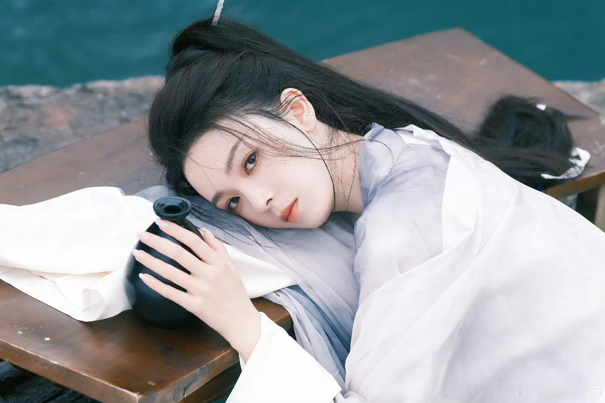 #陈瑶古风挑染裙#  陈瑶古风挑染裙真的好绝，清冷感古风太美了，真得很绝！腰绳也