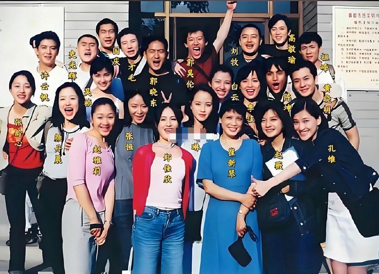 我的天，黄晓明当年在班里简直就是颜值天花板