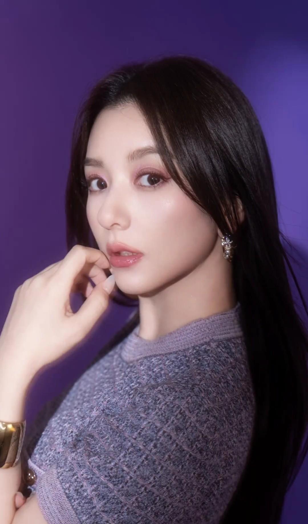 方媛那身紫色“开工战袍”，撕掉的不是衣服，是“天王嫂”这三个字。
漆皮玛丽珍鞋踩