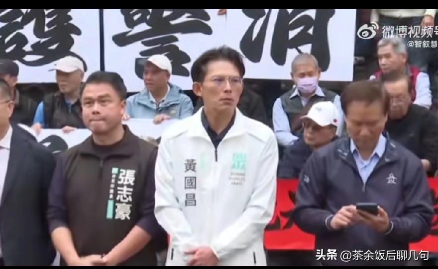 台北“行政院”门口，几百个白发苍苍的退休警察、消防员，寒风里堵门抗议！
黄国昌站