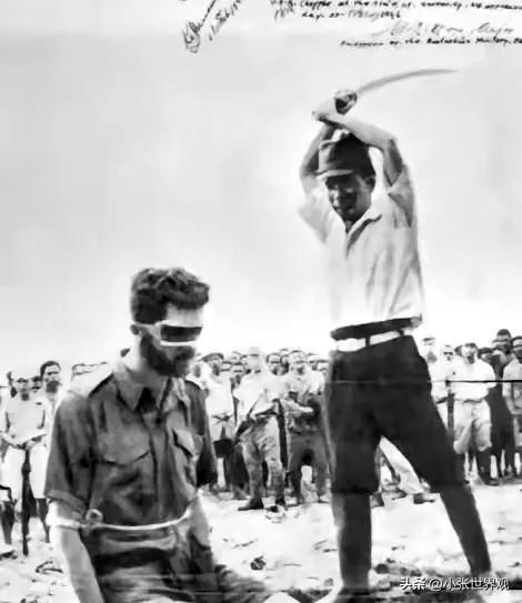1944年，美军在日军尸体上发现了日军挥刀斩首澳大利亚陆军中士伦纳德的照片。照片