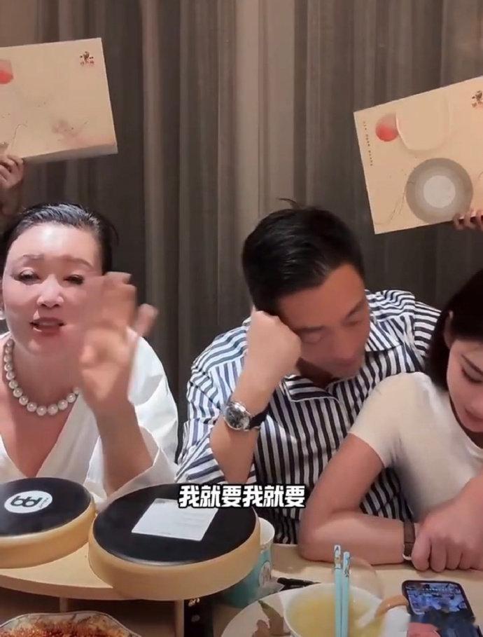 #张兰直播透露五个月后当奶奶# 张兰又幸福上了，怪不得张颖颖这样说她们家都不出来