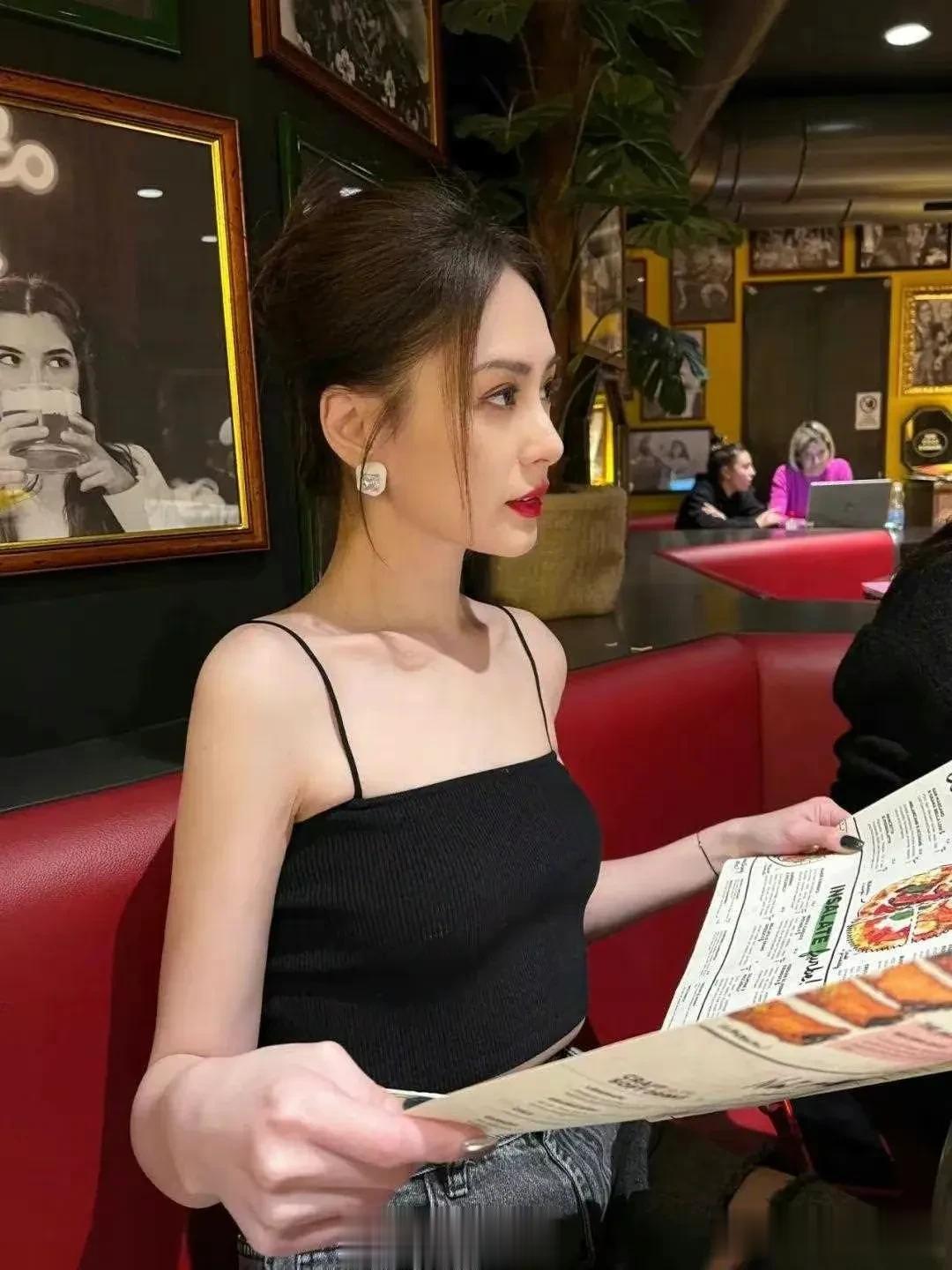 你敢相信这是 40 多岁的阿娇最近的照片吗？敢问娱乐圈还有比她的颜值更能经得起岁