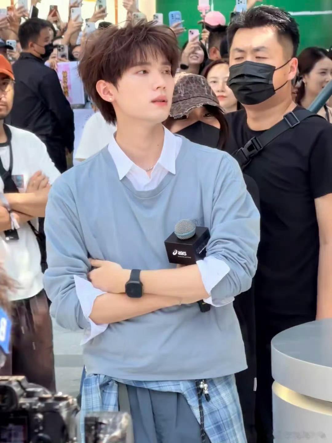 周翊然隔着网给粉丝打招呼  不避讳爱意也尊重孩子，从容的相处模式，打破重组家庭刻