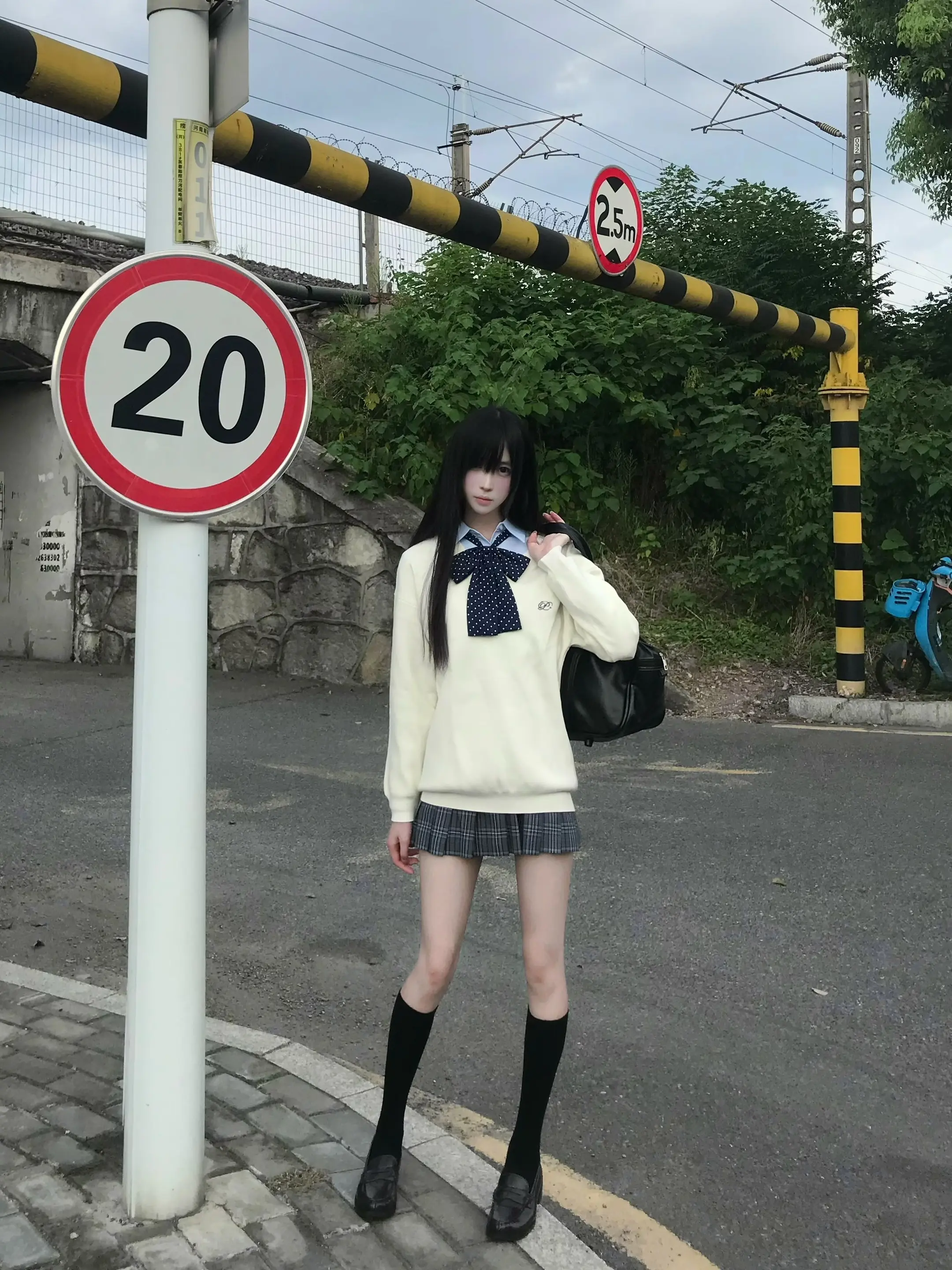 情绪总像乌云 不下雨也不转晴