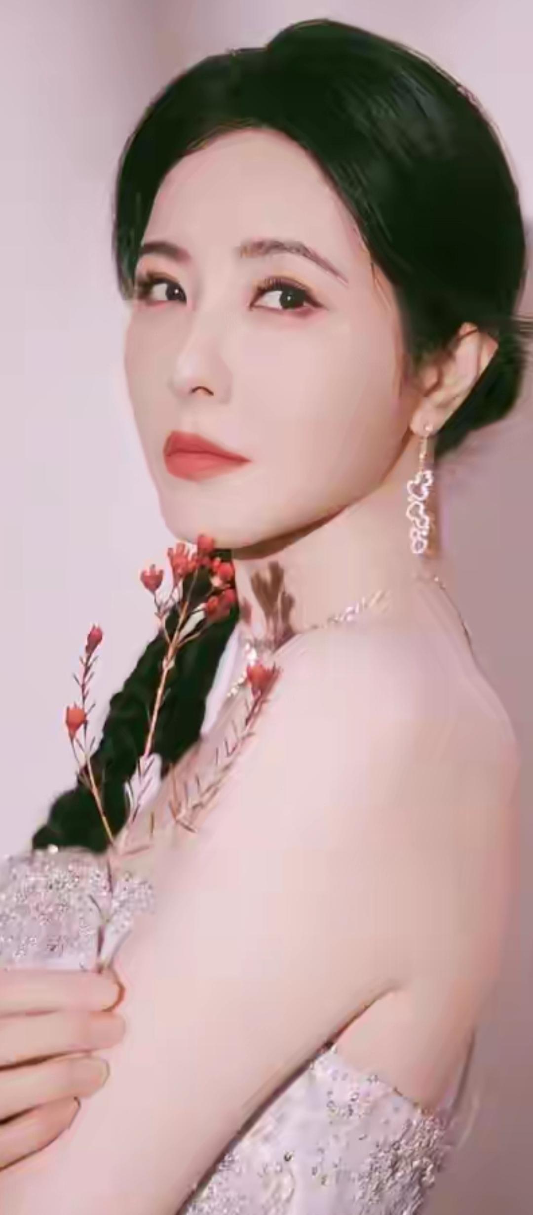 红妆美人倚，花枝拂玉颜。