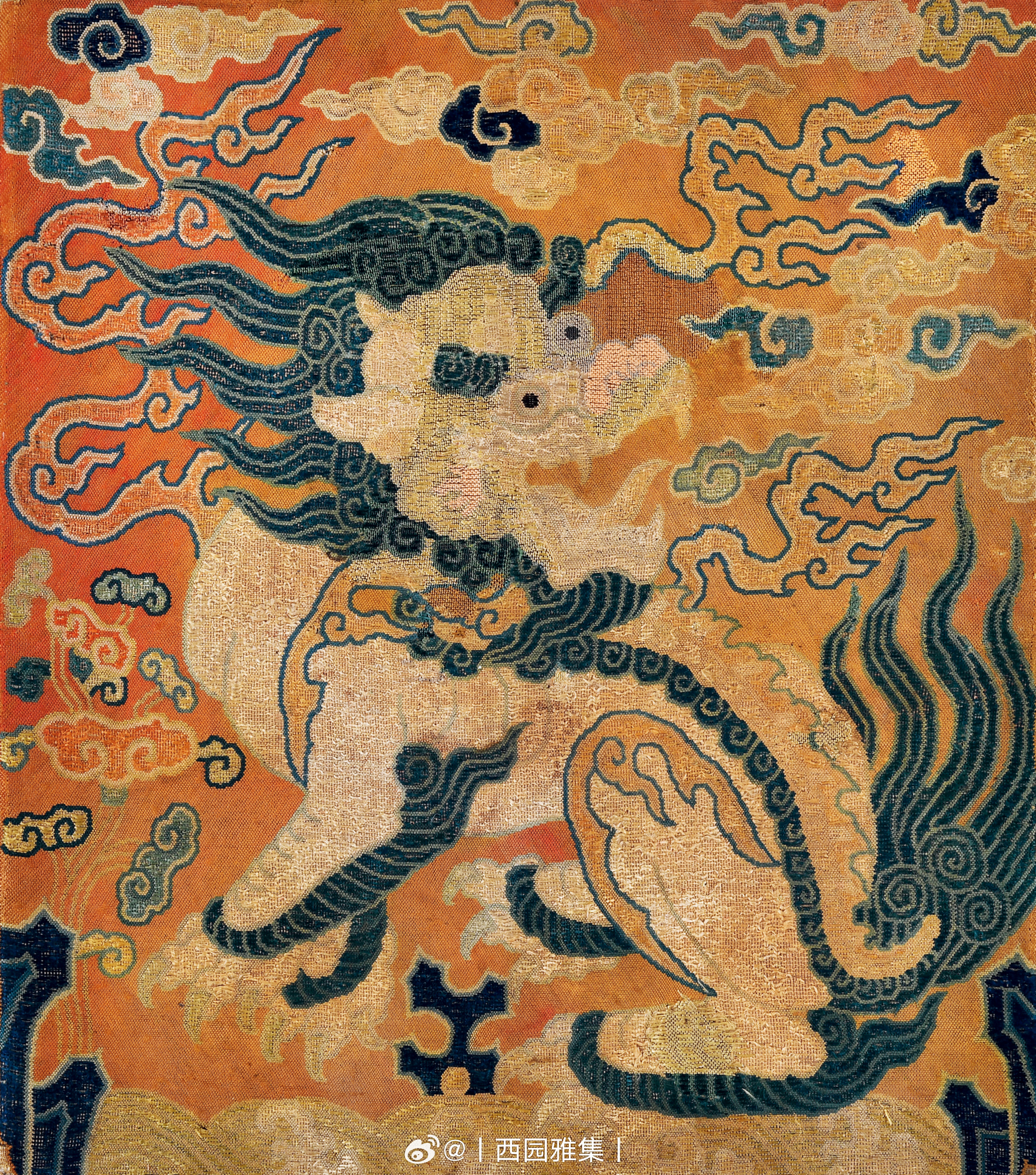 锦绣集 | 明 纳纱二品狮子纹补主体纹饰为坐狮，狮首昂然，鬃毛卷曲如焰，披拂颈间