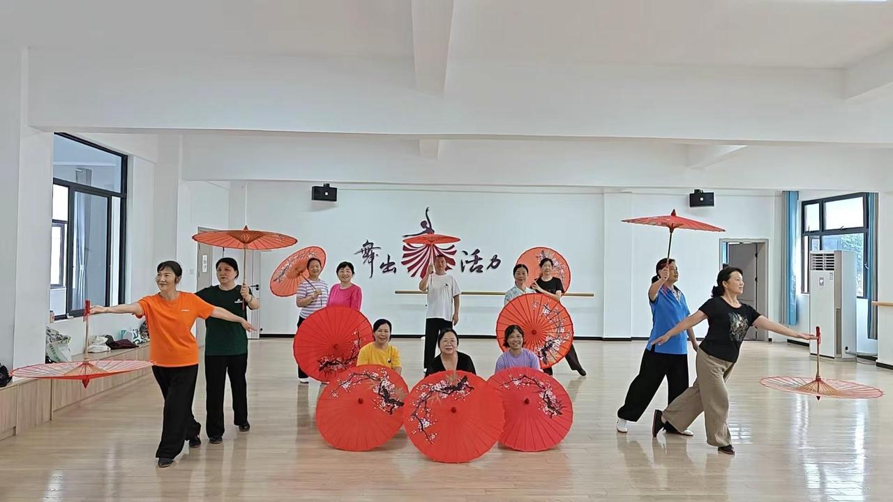 老年大学大合照 太极队合影